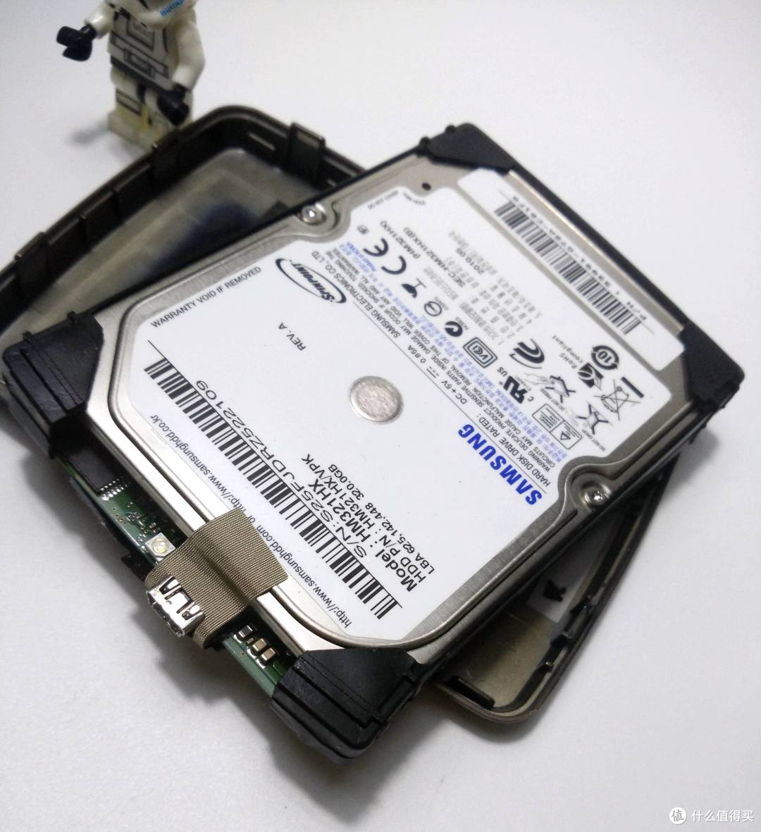 速度颜值轻薄兼顾的---希捷 至轻睿利便携移动硬盘(1TB)