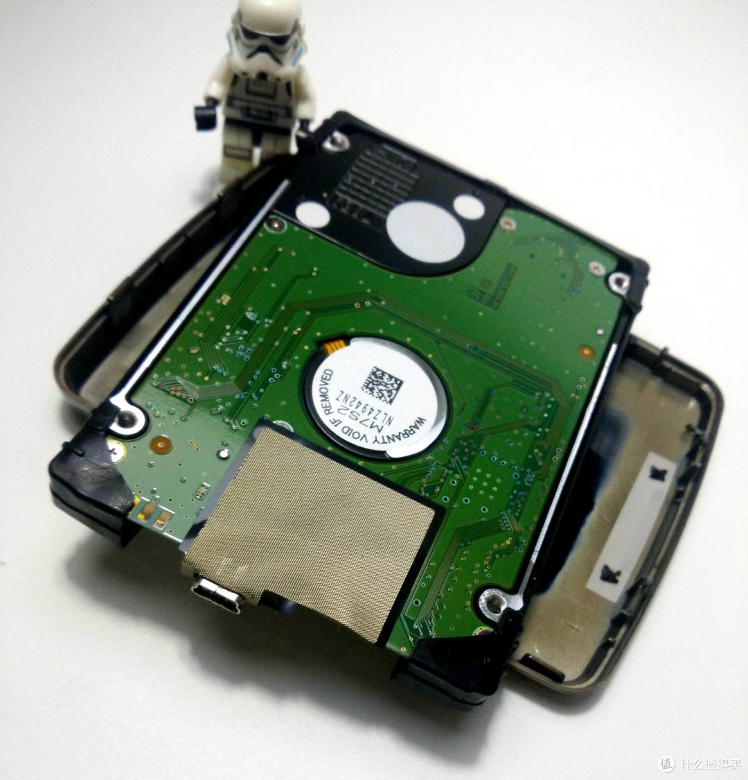 速度颜值轻薄兼顾的---希捷 至轻睿利便携移动硬盘(1TB)