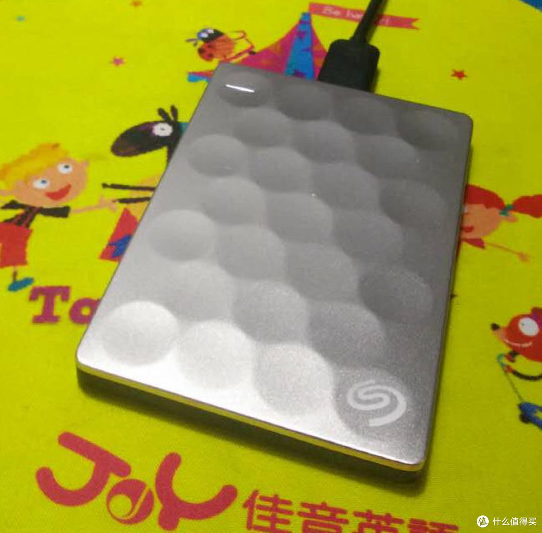 速度颜值轻薄兼顾的---希捷 至轻睿利便携移动硬盘(1TB)