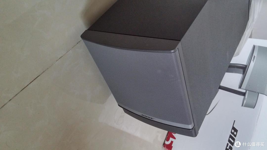 侧卧着的低音单元