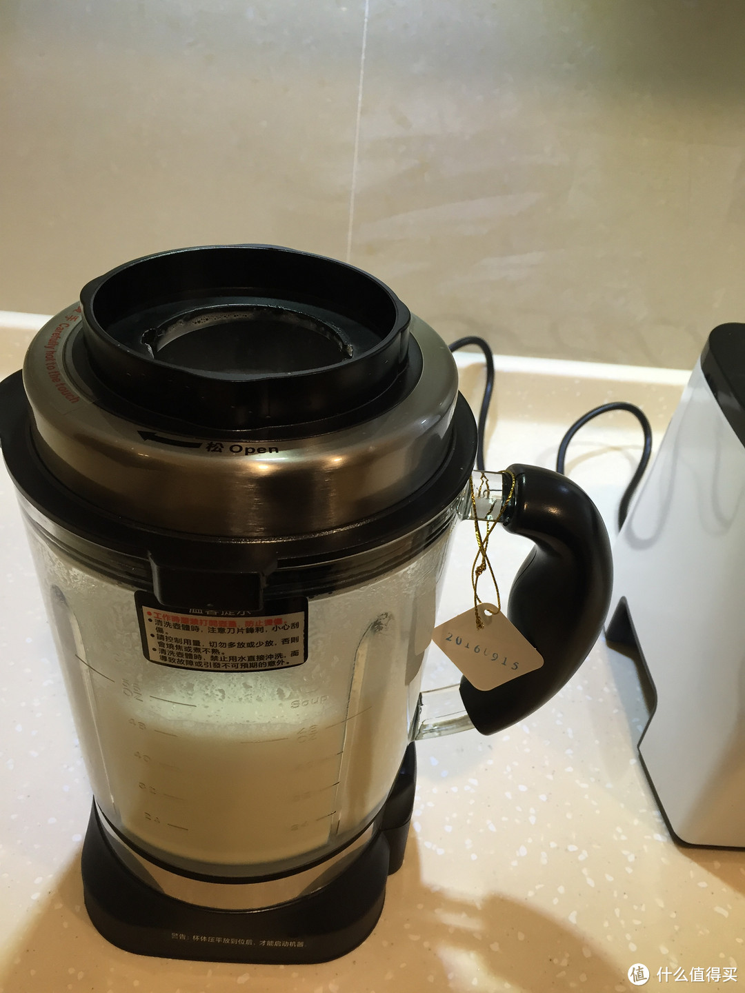 一杯新鲜出炉的原味豆浆， 来自ASPPUER 欧索普尔 全自动加热玻璃杯破壁料理机