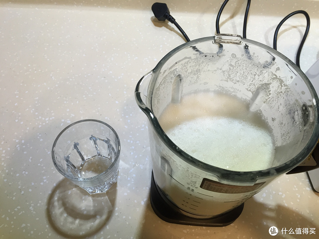 一杯新鲜出炉的原味豆浆， 来自ASPPUER 欧索普尔 全自动加热玻璃杯破壁料理机