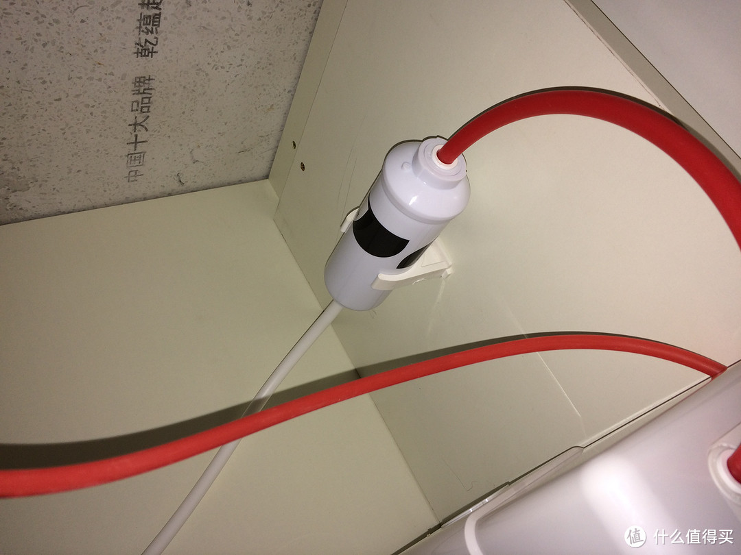 安装后置活性炭滤芯红色短粗管及白色粗管