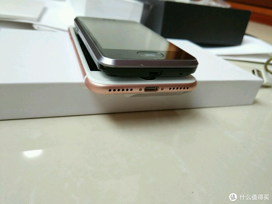 2016年最强旗舰iPhone 7开箱测试（对决国产神机魅族M8入箱珍藏）