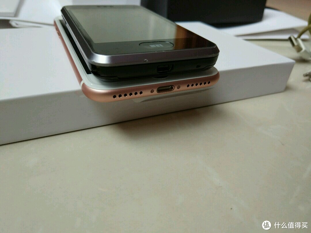 2016年最强旗舰iPhone 7开箱测试（对决国产神机魅族M8入箱珍藏）