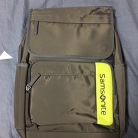 新秀丽 B800 双肩电脑包外观展示(背带|侧兜|拉锁头|口袋|主仓位)
