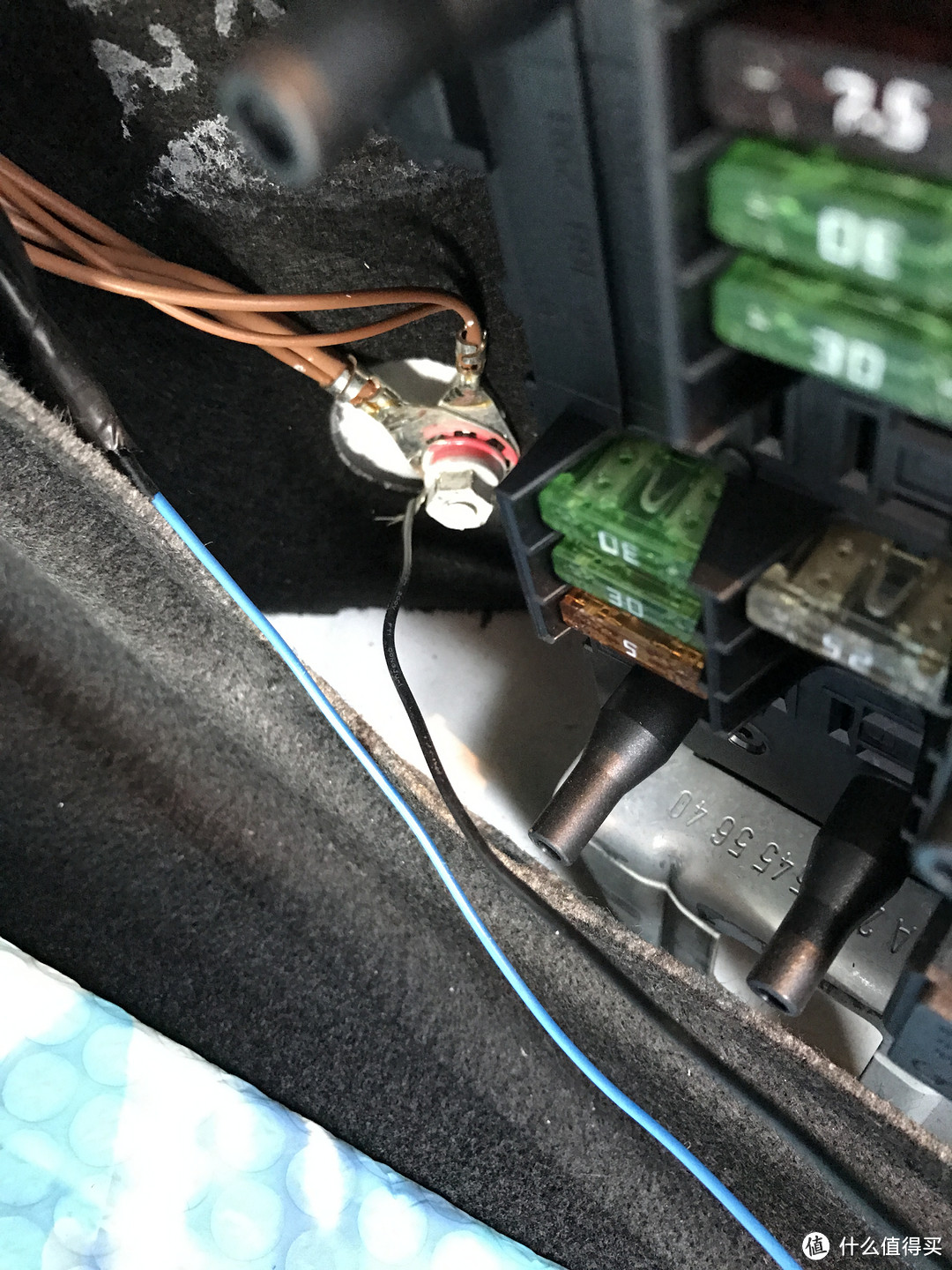 奔驰 C180 后备箱 取电安装 行车记录仪
