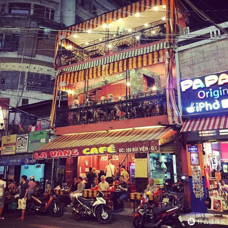 越南餐馆喜欢把外面的座位设置为对着街道，莫名带感