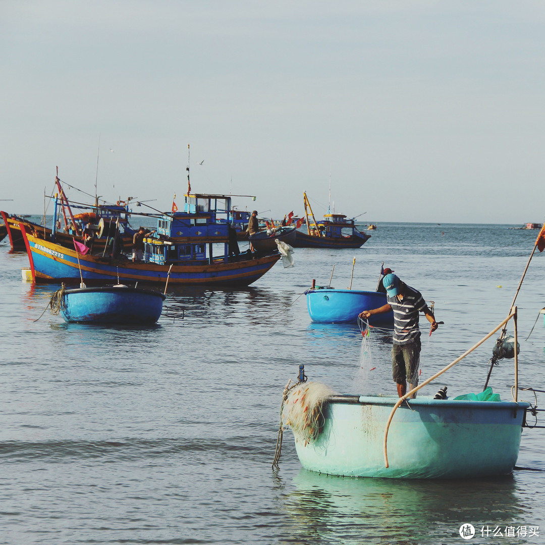 越南渔民打鱼喜欢坐的“脸盆”