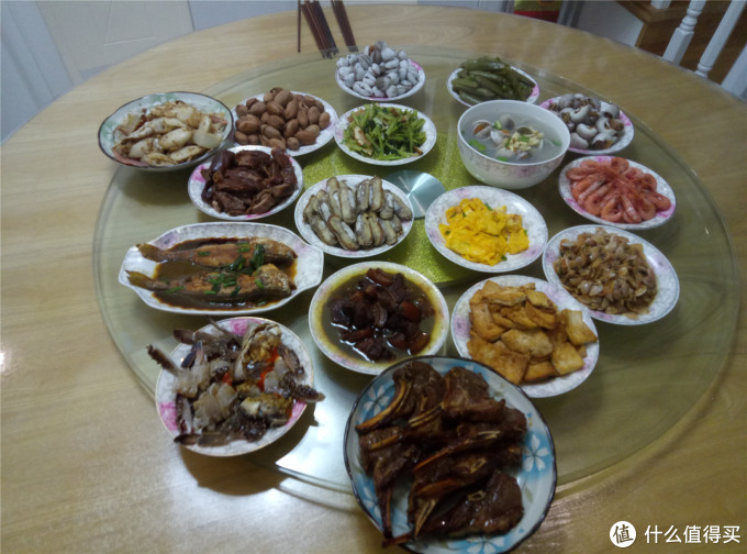 插上香,要让先人先吃送年羹饭,吃完以后就轮到我们吃年夜饭了