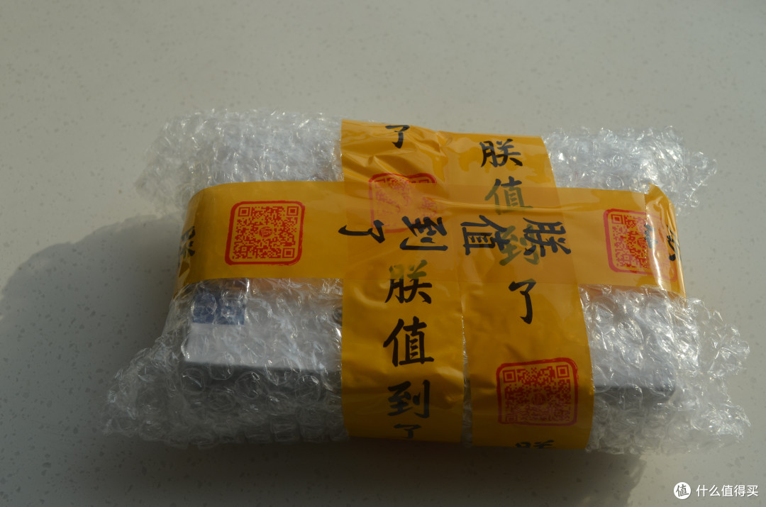 打开顺丰的包装袋，露出值得买大气的胶带