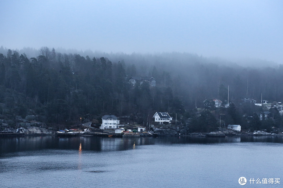 穿越峡湾时风景有一种瑞士小镇的画风。