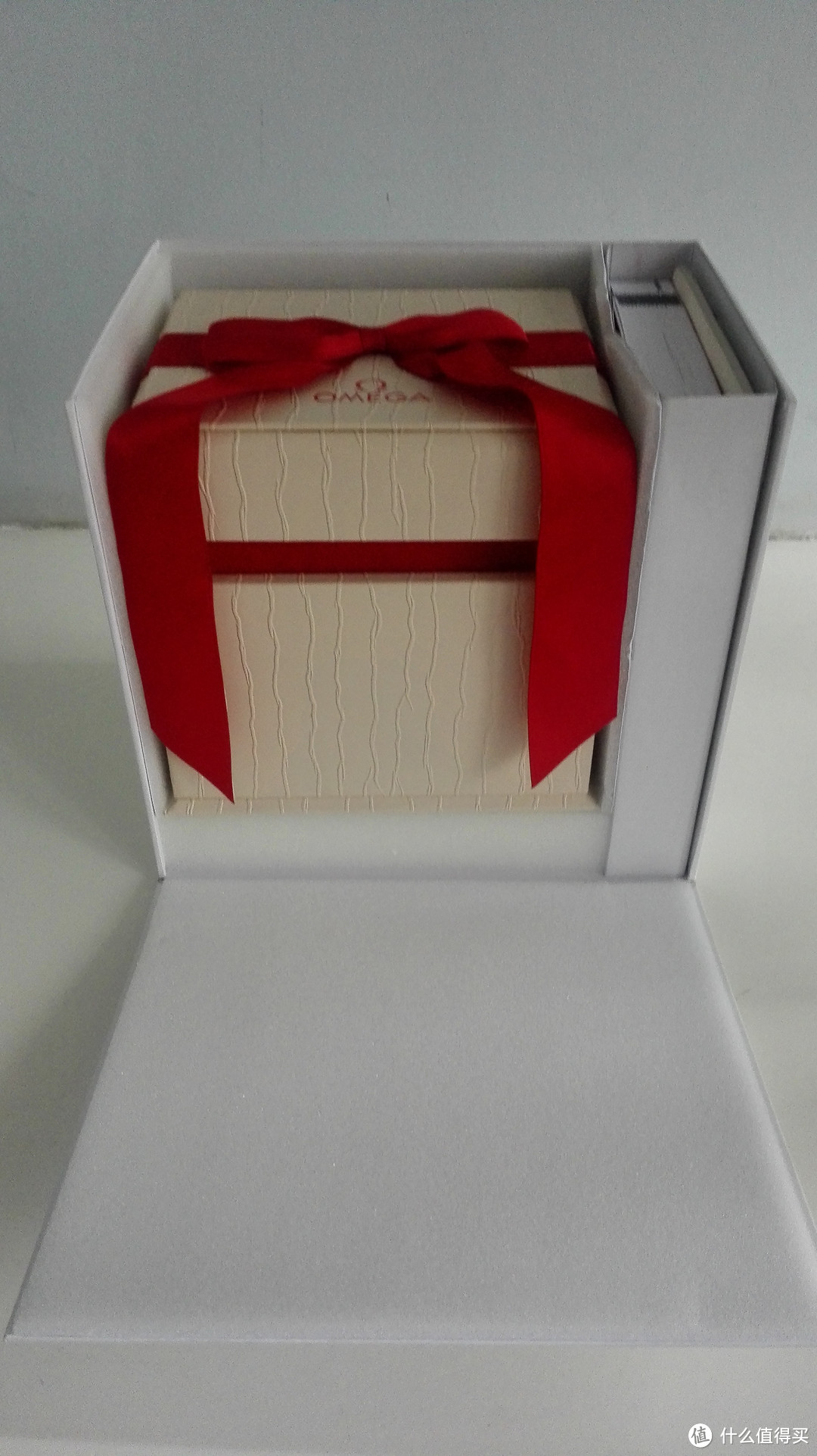 打开箱子，红绸带绑着的表盒，很有礼品的感觉