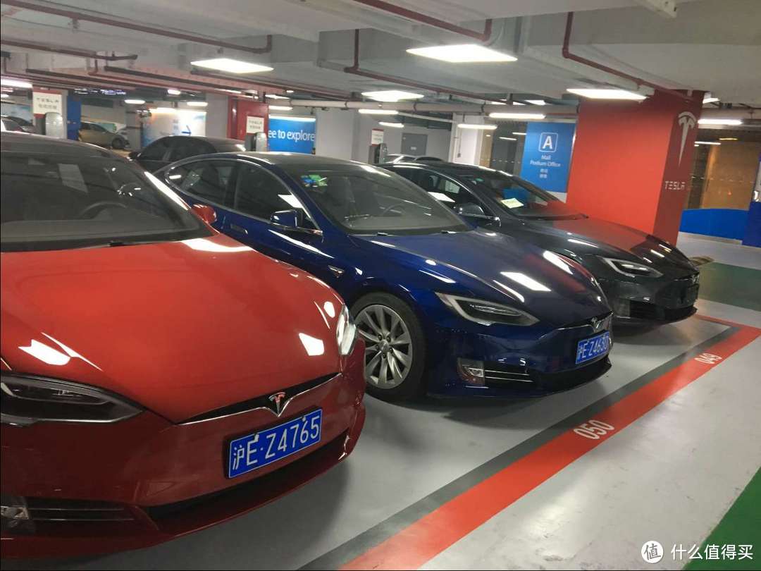 嘉里城地下的Tesla停车位上满满当当的Model S