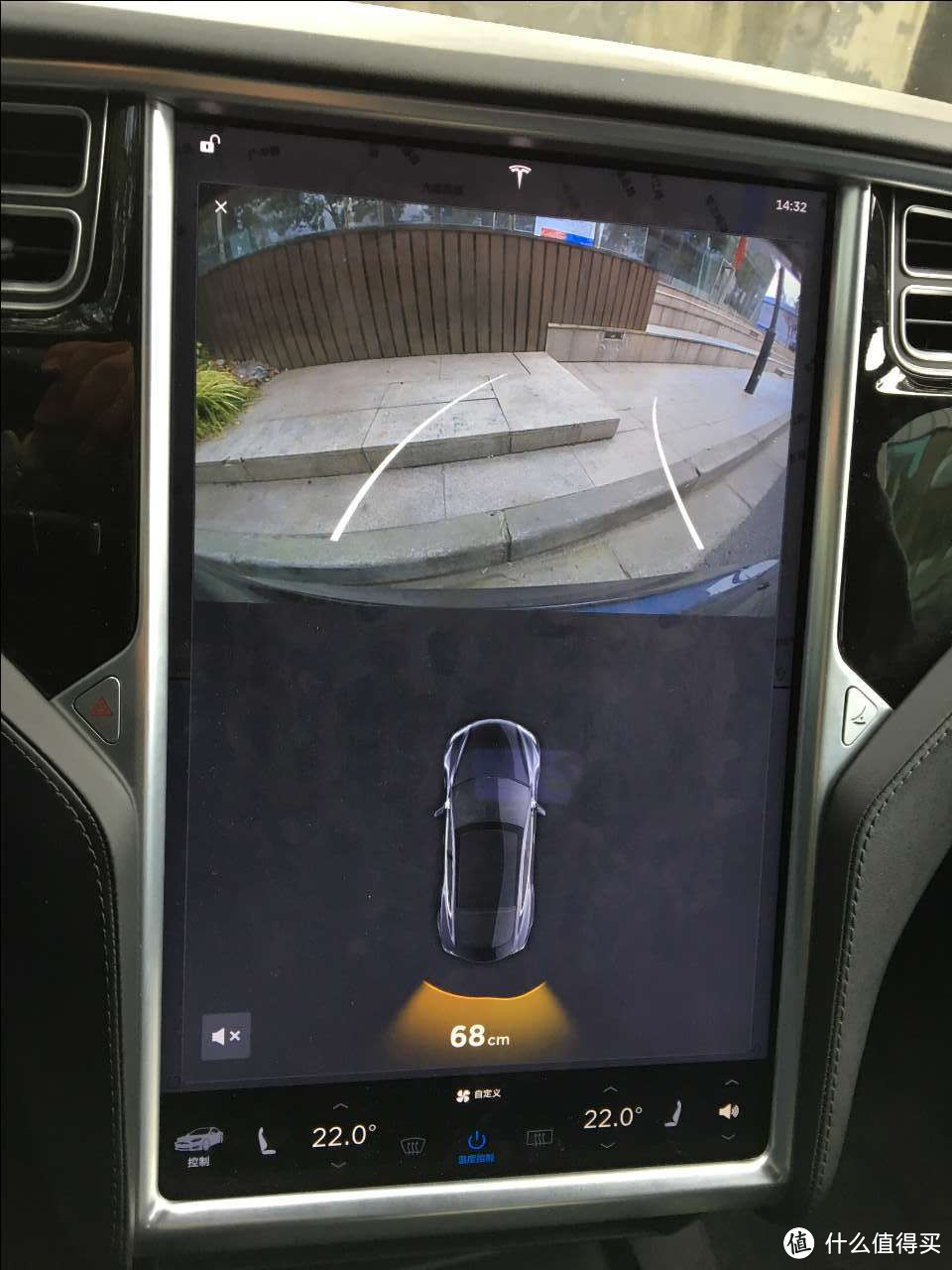 倒车雷达与倒车影像在中控大屏上的界面。