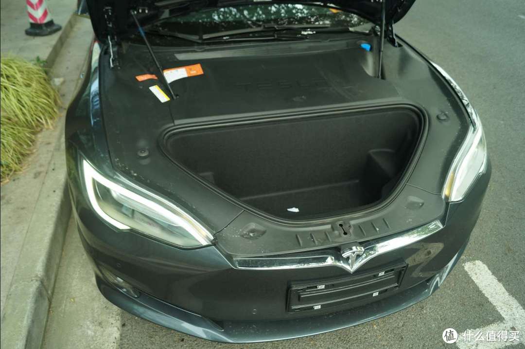 由于是电动车而节省出空间,从而创造出的前备箱