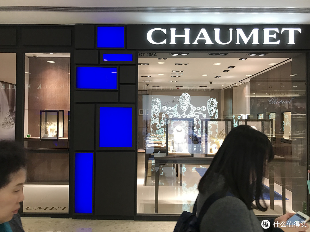 被誉为“蓝血贵族”的Chaumet,门面都是蓝色的。。