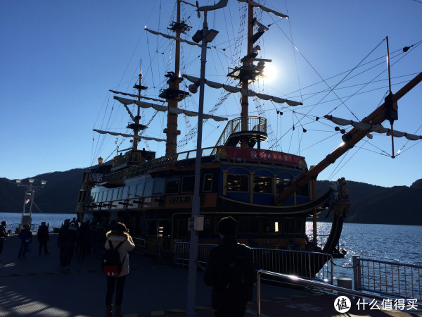 海盗船很大,上下三层,三层是甲板,一二层是内仓可以坐下来.