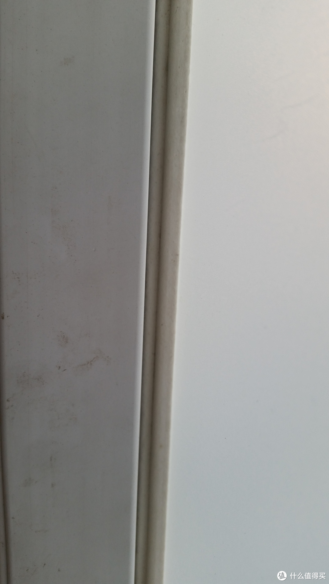密封条粘在窗户与窗户之间的缝隙处，效果