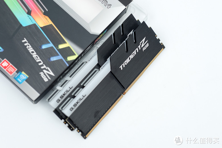 gskill芝奇tridentzrgb幻光戟ddr43200c1416g套装内存开箱