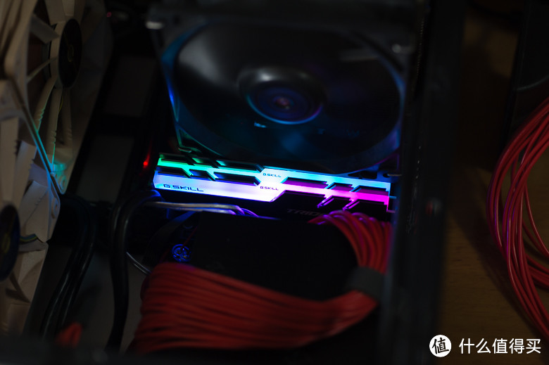 gskill芝奇tridentzrgb幻光戟ddr43200c1416g套装内存开箱