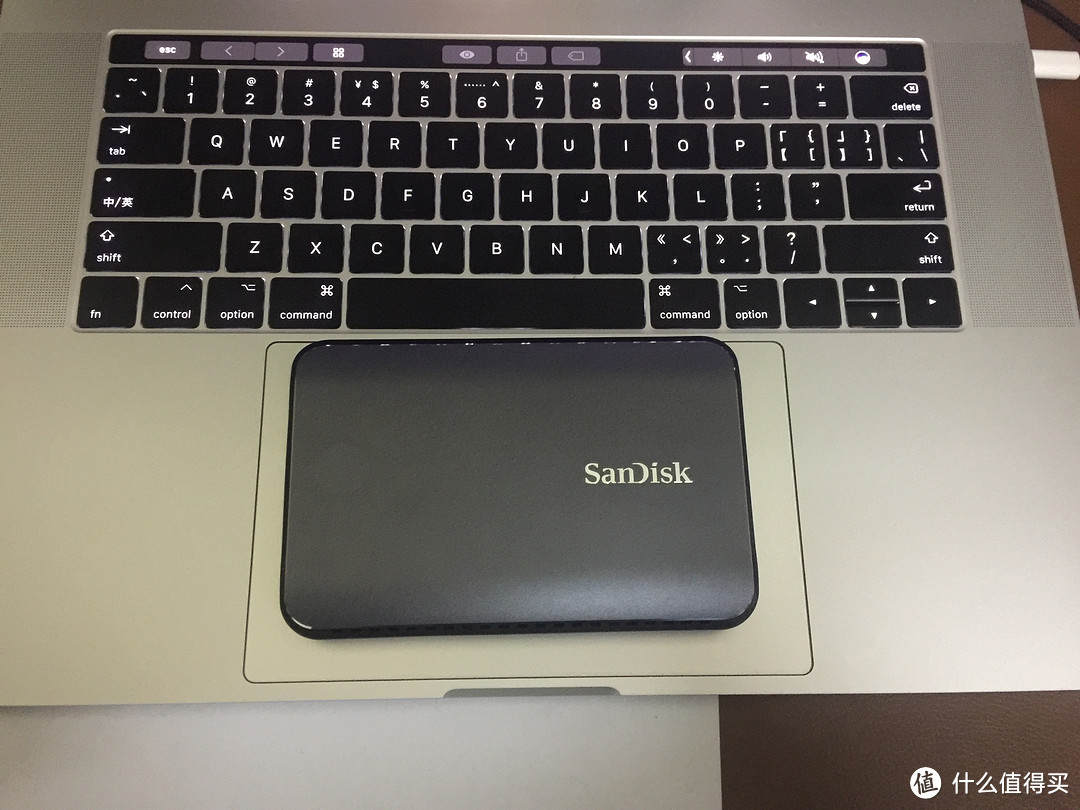 #本站首晒# 新MacBook Pro的大小配件——SanDisk 闪迪 至尊极速900移动固态硬盘+Anker usb3.1 hub