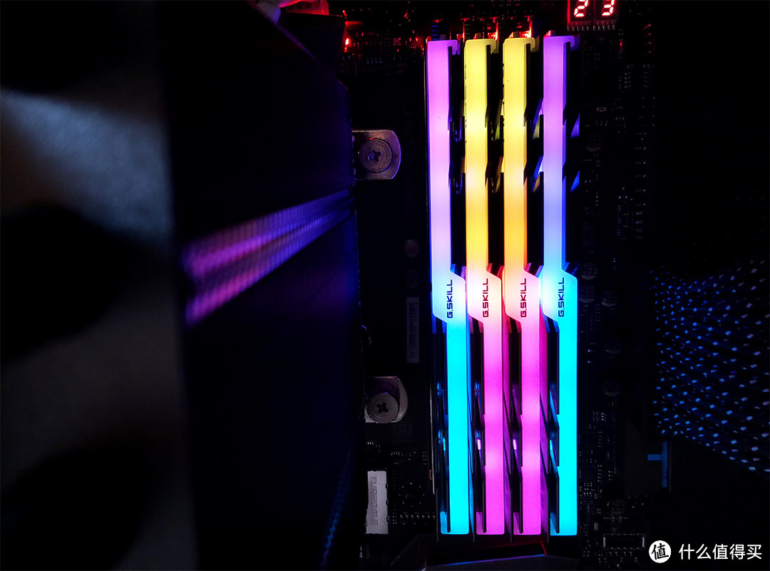 玩得一手好灯 — 芝奇 Trident Z RGB DDR4 32G 内存套装开箱