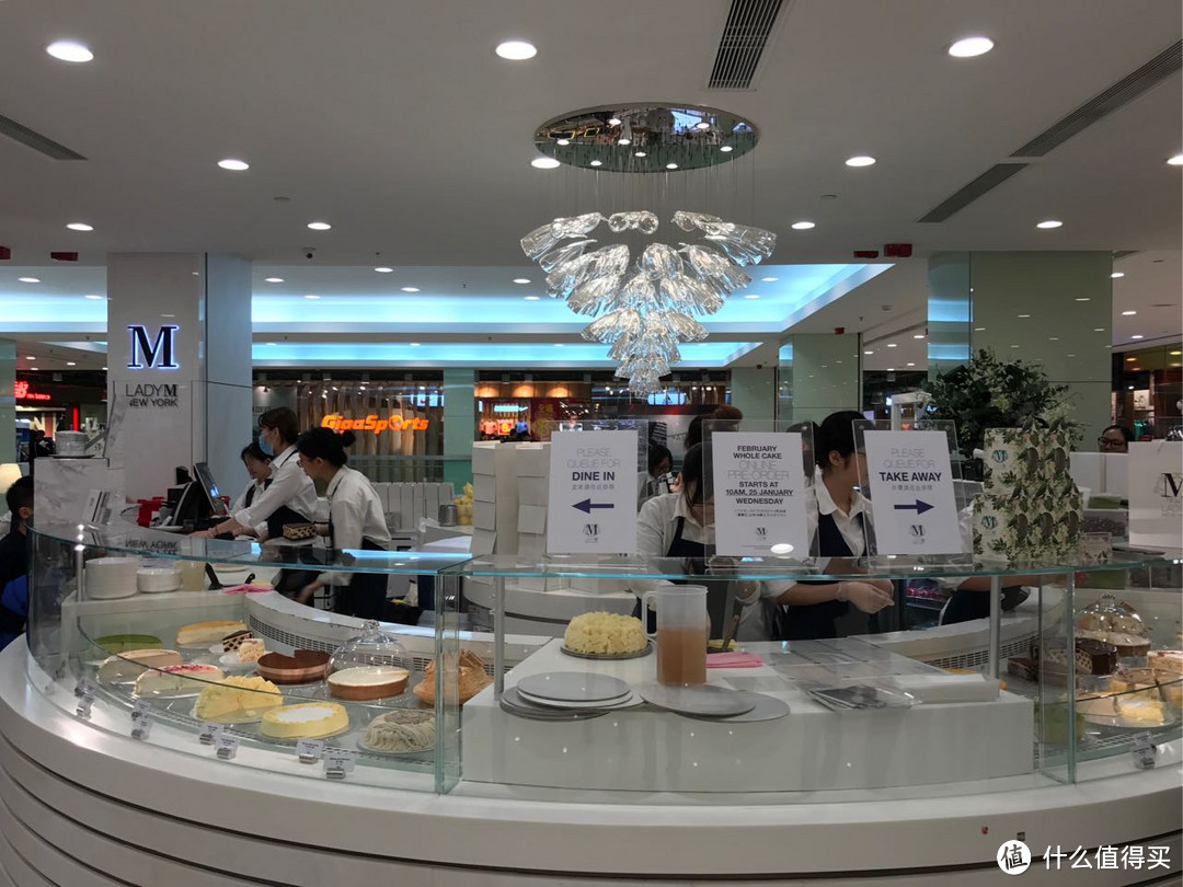 海港城Lady M蛋糕店听说是网红店，但是人实在太多了没试成~