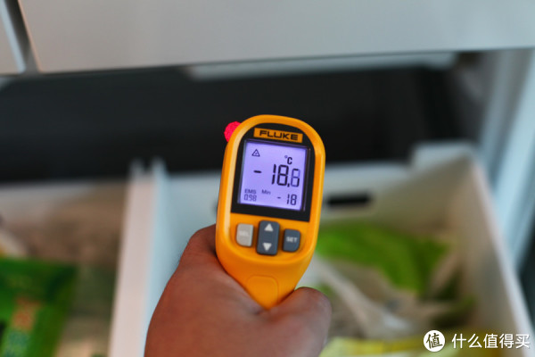 环境温度13摄氏度,冰箱两侧外壁最高21.6度,手感温热,不烫手.