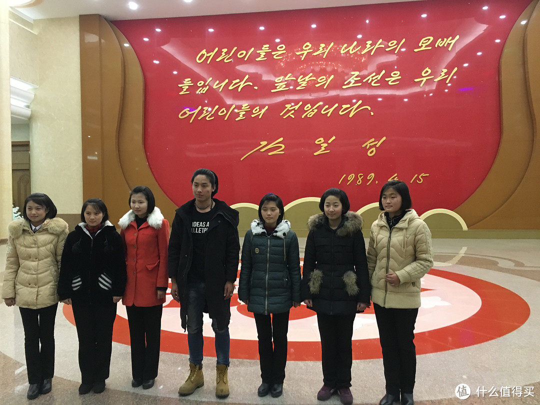 红二代军大衣，朝鲜年轻一代正上演着他们的血色浪漫