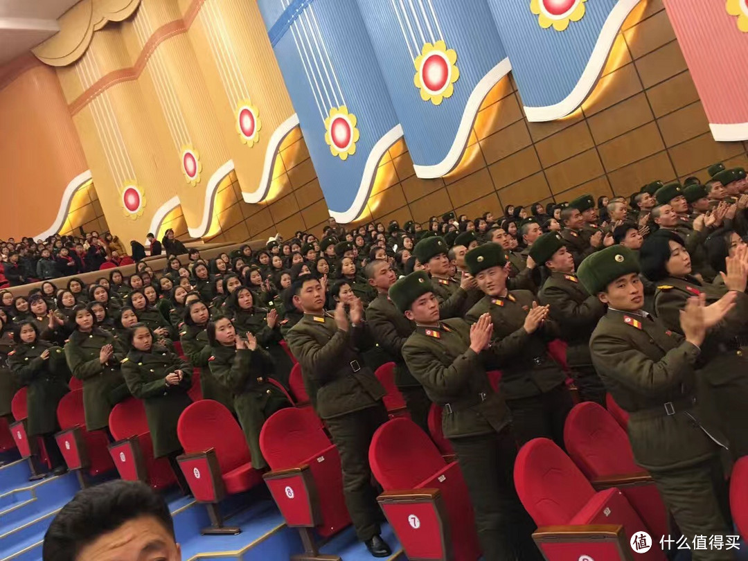 红二代军大衣，朝鲜年轻一代正上演着他们的血色浪漫