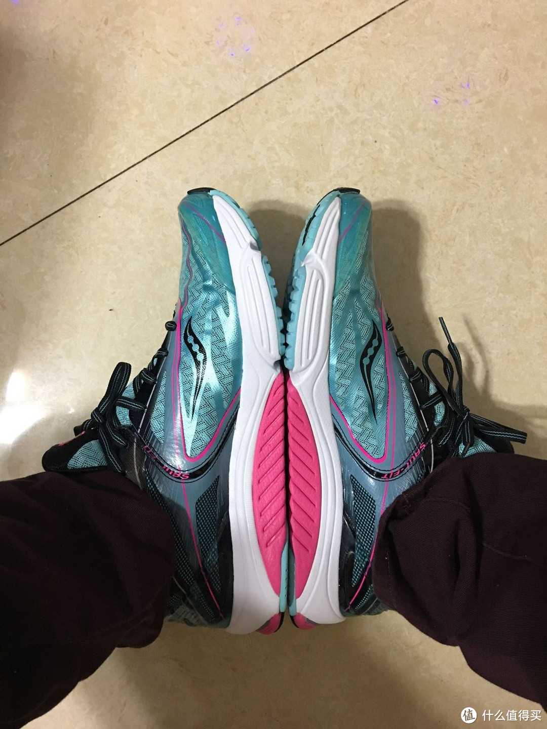 女鞋男穿的大师:saucony 圣康尼 CORTANA 4 轻量缓震跑鞋 迟来的开箱(独家赠送防骗秘籍)