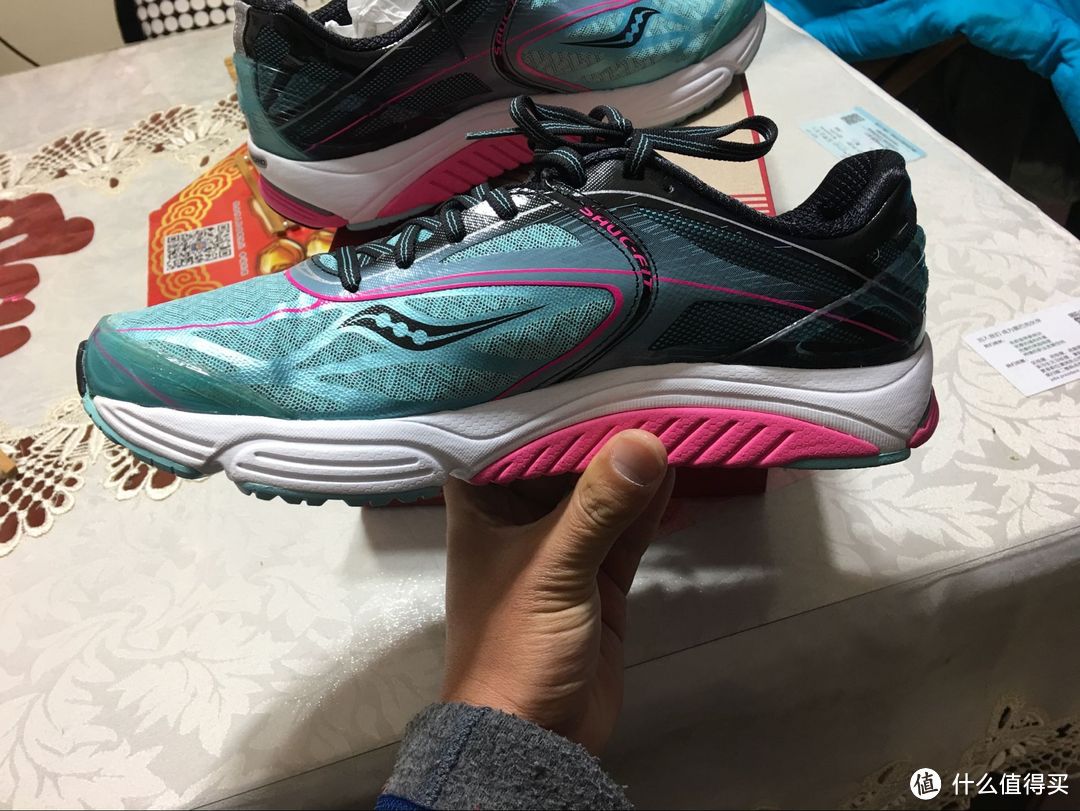 女鞋男穿的大师：saucony 圣康尼 CORTANA 4 轻量缓震跑鞋 迟来的开箱（独家赠送防骗秘籍）