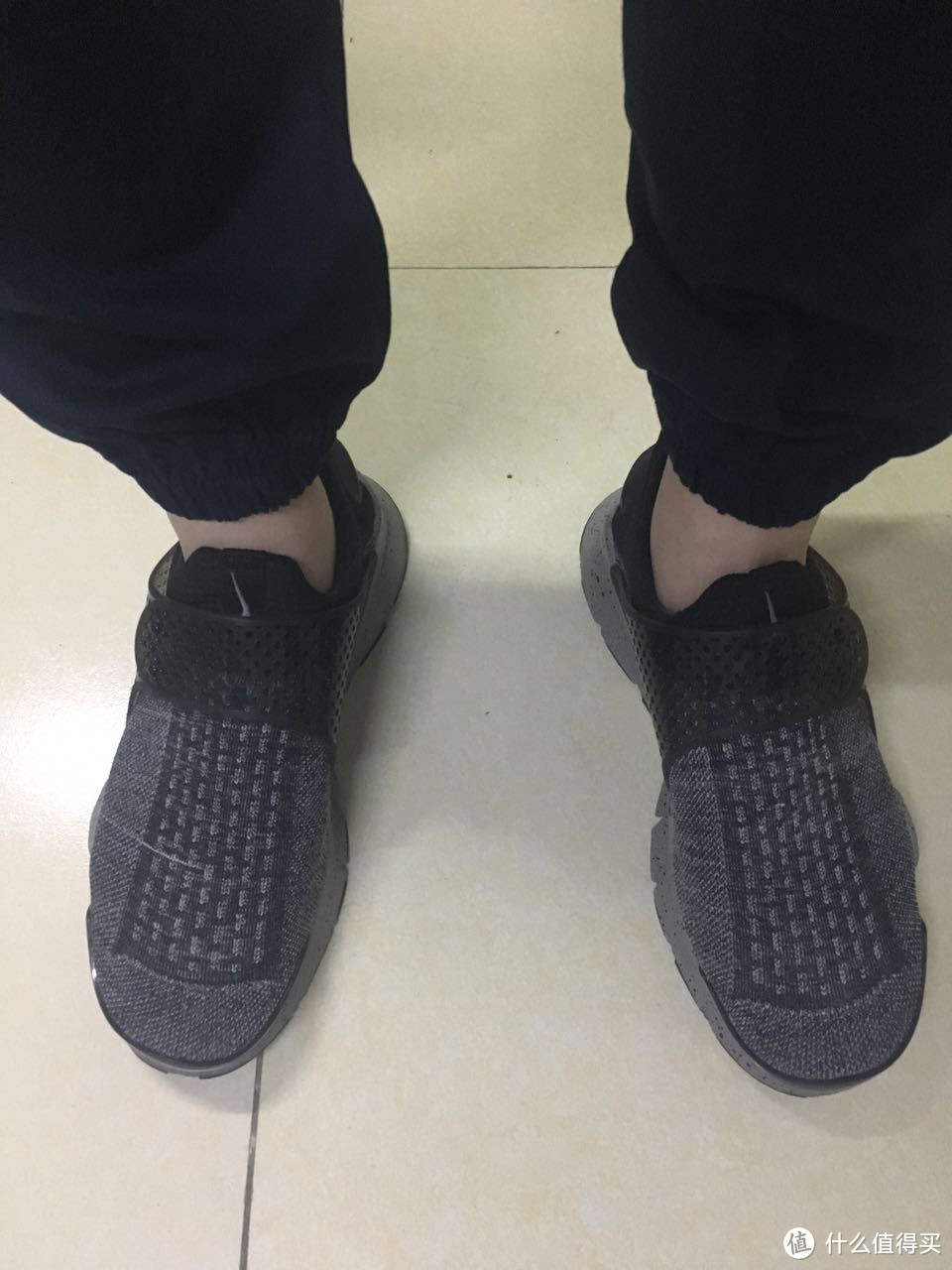 Nike 闪电优惠的 Sock Dart SE（附与 adidas NMD 对比）