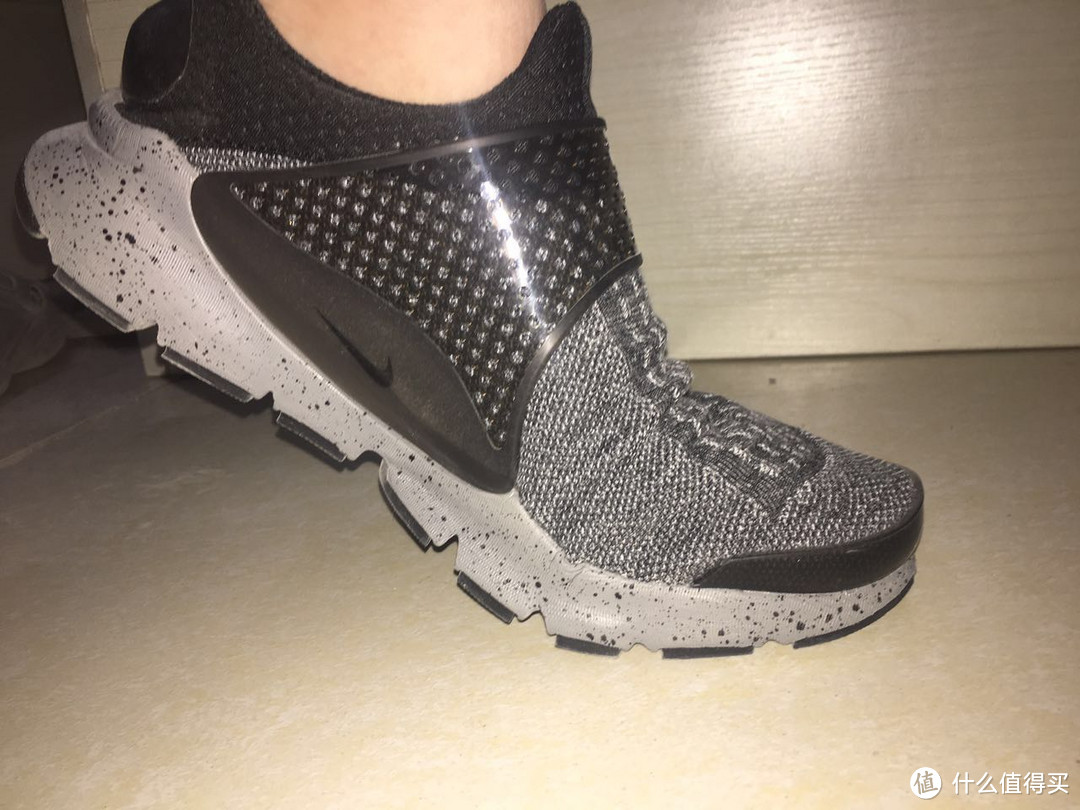 Nike 闪电优惠的 Sock Dart SE（附与 adidas NMD 对比）