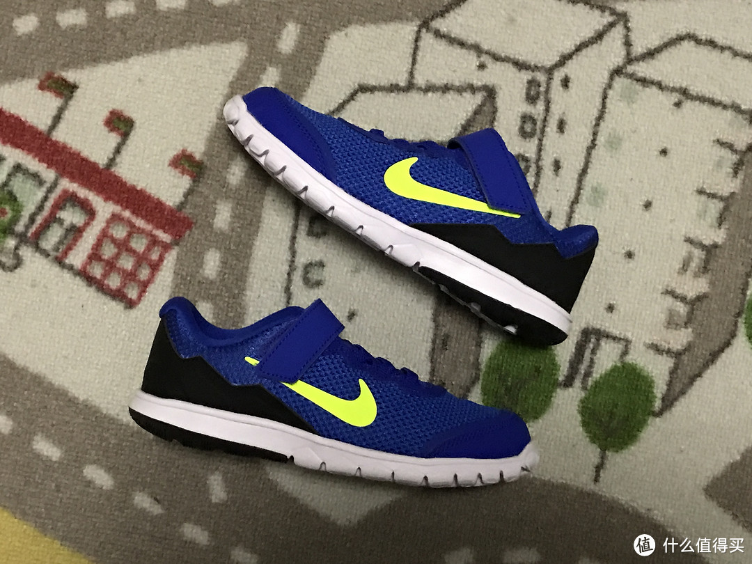 轻便又好穿！Nike FLEX EXPERIENCE 4 魔术贴童鞋