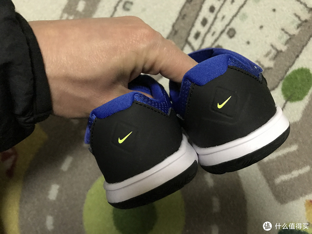 轻便又好穿！Nike FLEX EXPERIENCE 4 魔术贴童鞋