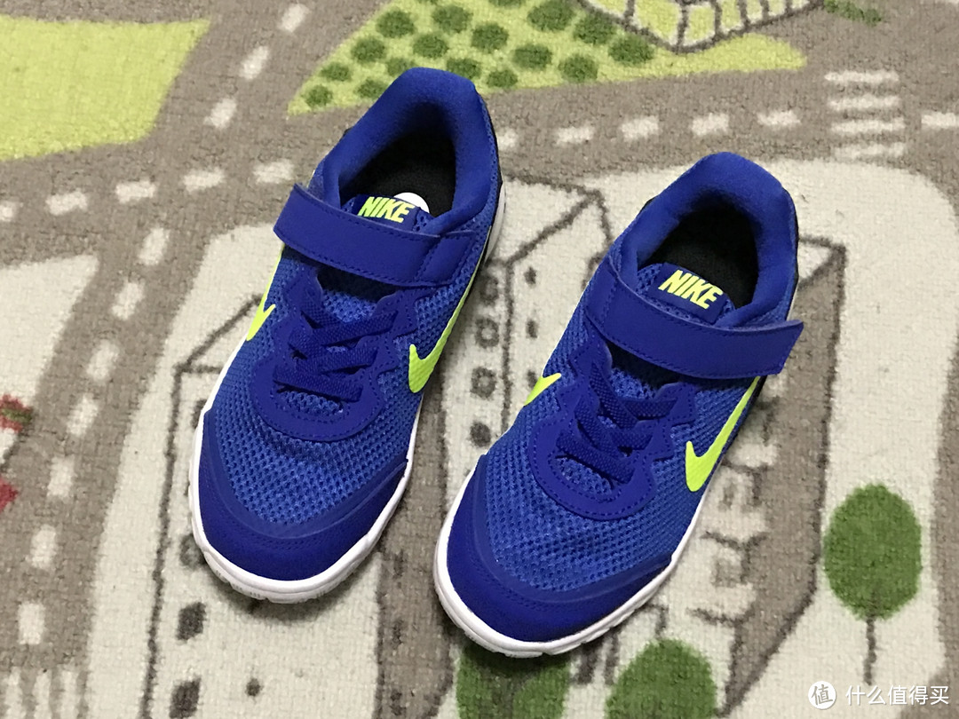 轻便又好穿！Nike FLEX EXPERIENCE 4 魔术贴童鞋