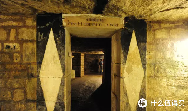 巴黎地下墓穴惊悚体验