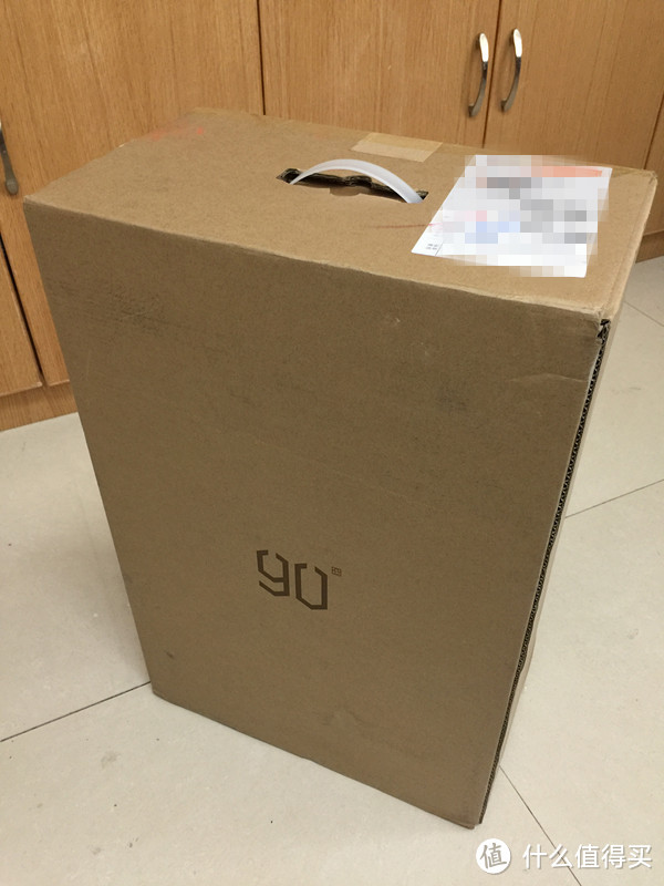 箱子不大，唯一的logo就是90，包装很贴心地提供了提手。