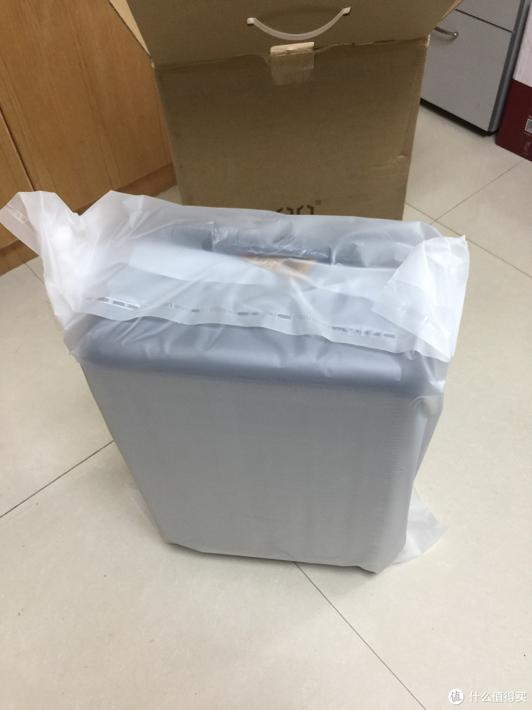 包裹箱子的塑料袋质感也很好，可以防止一般的摩擦刮花箱体表面。