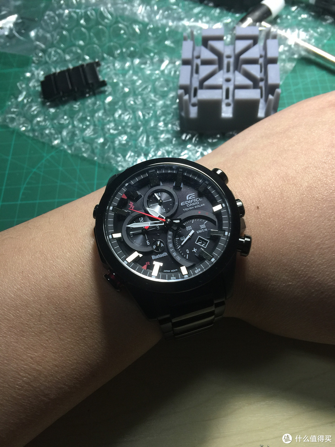 一点点红色的小躁动：CASIO 卡西欧 EQB-500DC-1A 男表 开箱