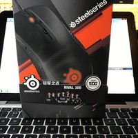 赛睿 RIVAL 300 CS GO 游戏鼠标外观展示(防滑颗粒|USB接口|贴纸)