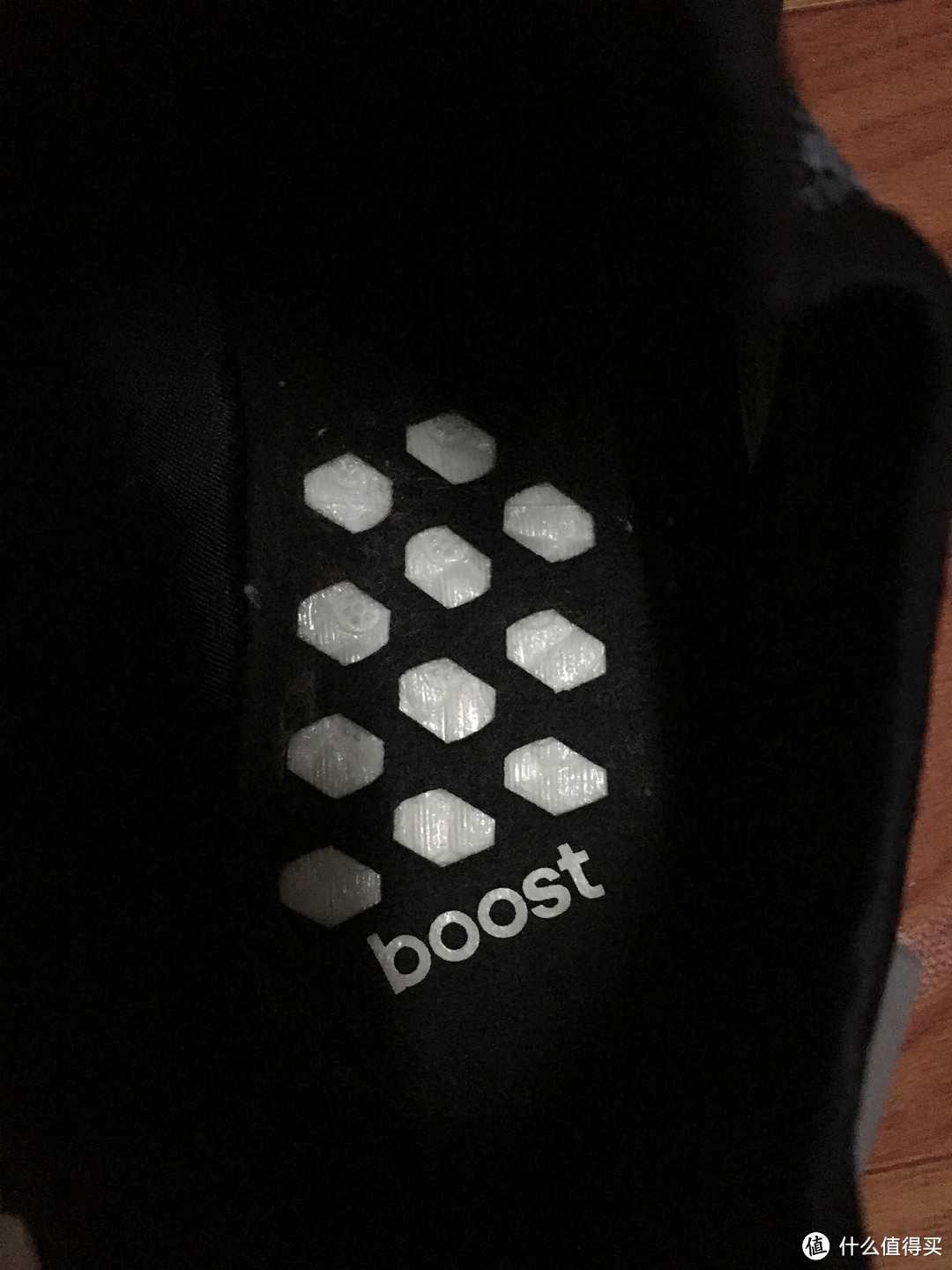 boost中底与鞋垫直接粘合的，对于后期清洗有一点麻烦