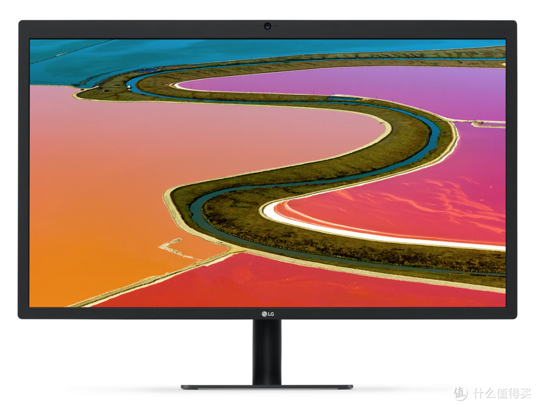 LG UltraFine 5K 显示器入驻书房，简洁桌面全景分享