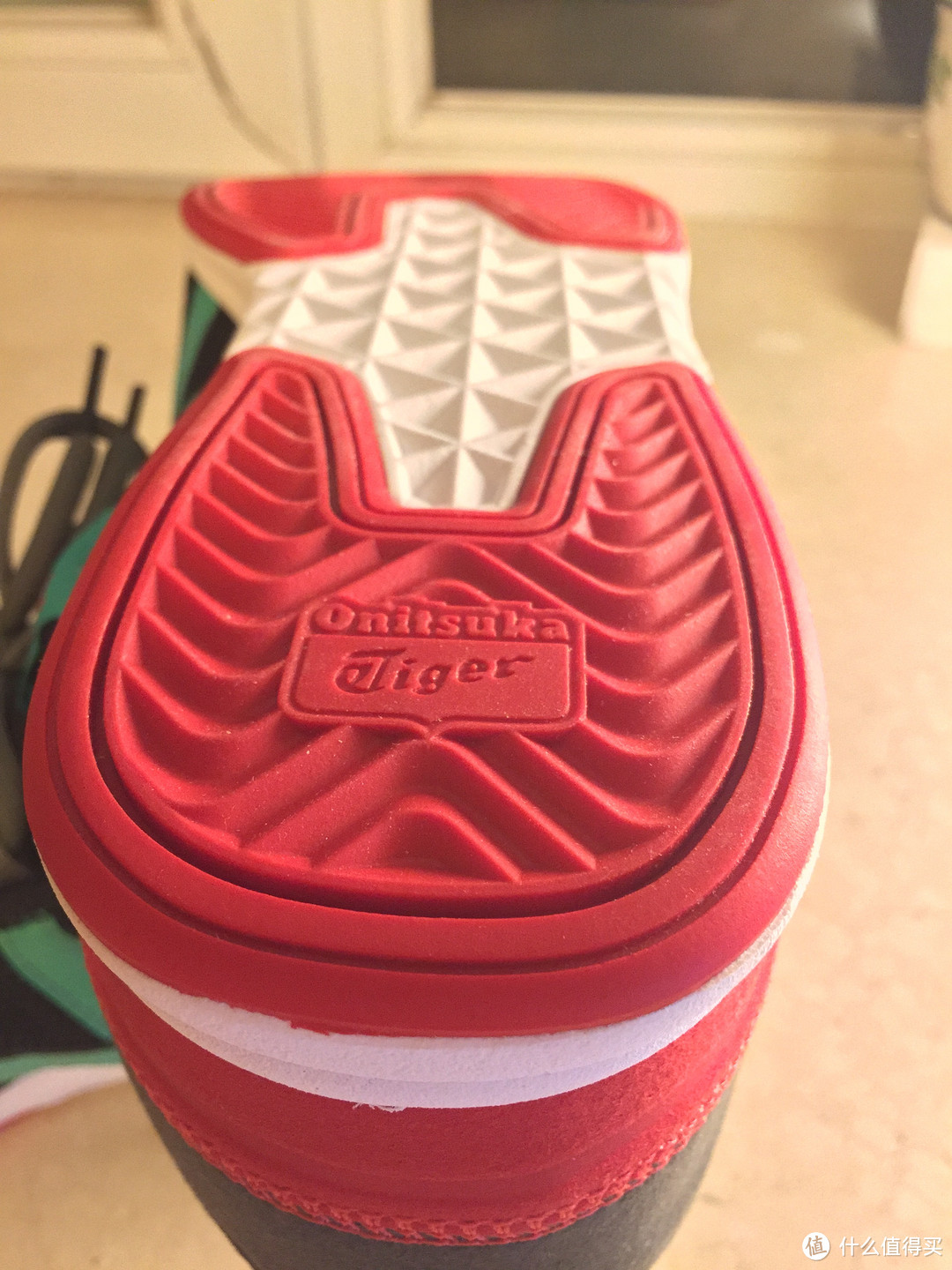 鞋底没什么科技含量，只有一个solyte，红色部分应该是橡胶材质