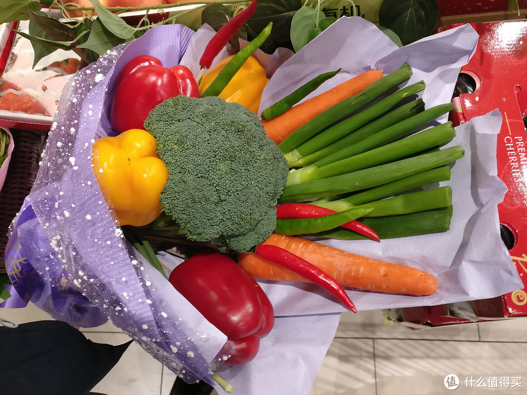 情人节永辉超市里的蔬菜花花束，非常真实的还原颜色