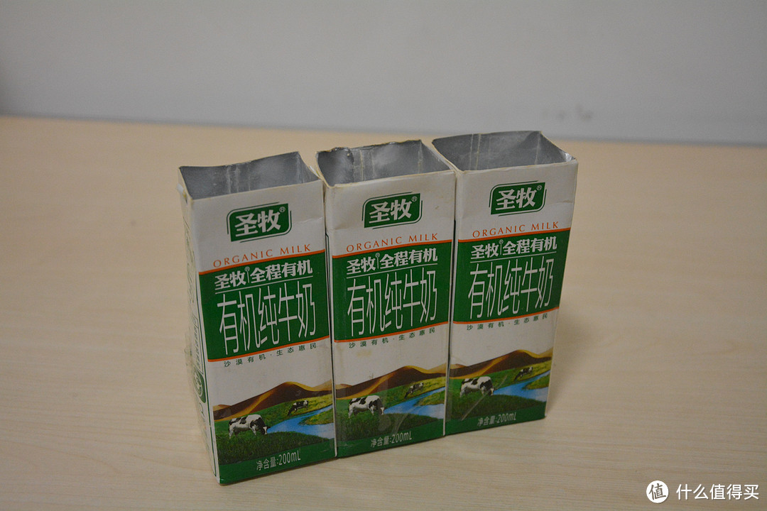 三个奶盒，用胶带缠好