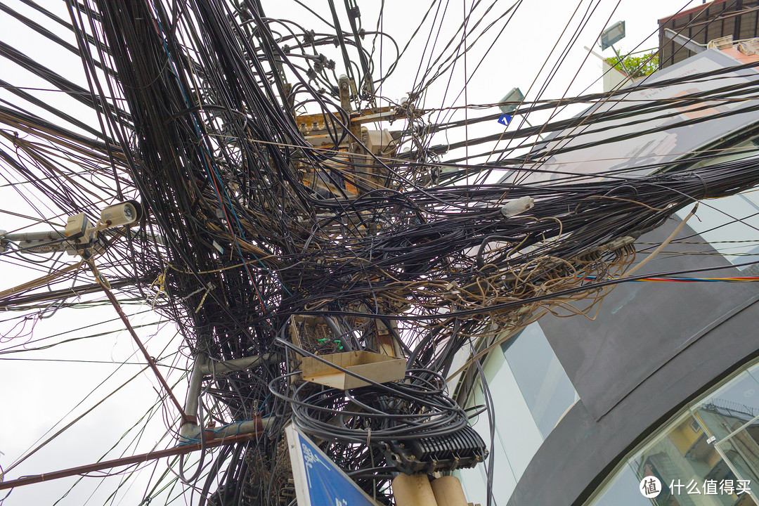 胡志明街头的电线杆，密集恐惧症会不会有点不舒服？