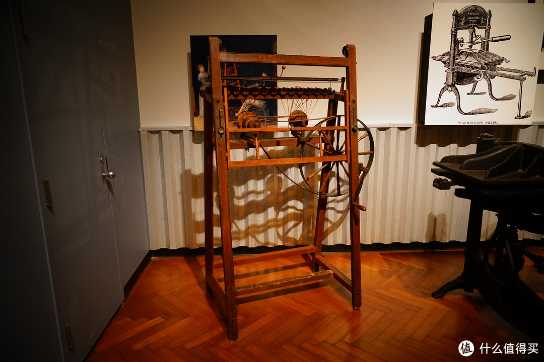 珍妮手摇纺纱机。它由英国纺织工詹姆斯·哈格里夫斯所发明。这种机器的出现成为了第一次工业革命的开端，虽然仍使用人力驱动，但其纺纱效率相对传统机型提升了至少8倍，从而使得工厂能够进行大规模生产。